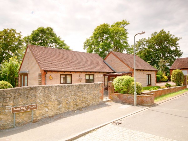 2 Bed Detached Bungalow For Sale - Photograph 1