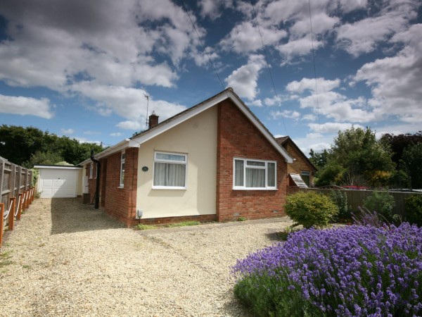 3 Bed Detached Bungalow To Rent - Photograph 1