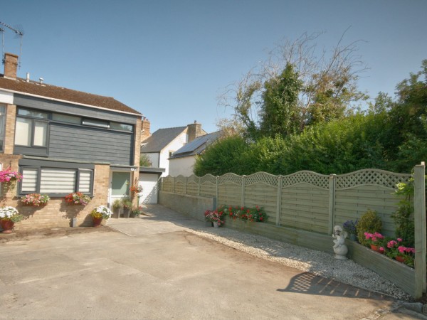 3 Bed End Terraced House For Sale - Photograph 1