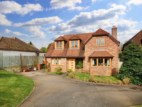 4 Bed Detached House For Sale - Photograph 6