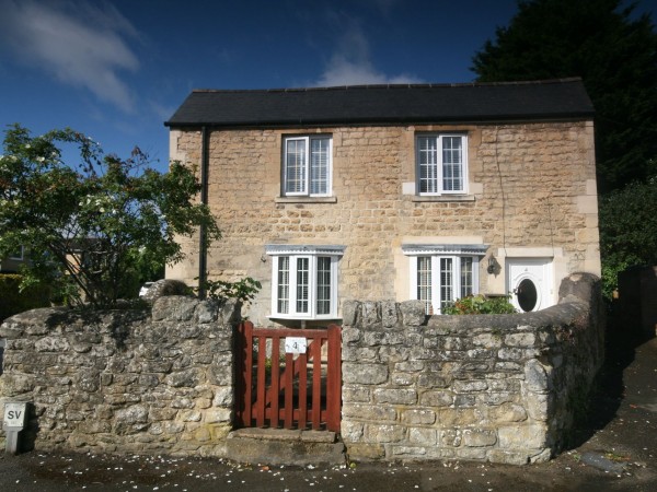 3 Bed Cottage House For Sale - Photograph 1